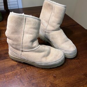 UGG Australia Classic Short Boots women’s size 6 sheepskin lining